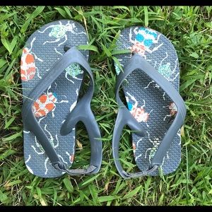 EUC Old navy kids flip flops w/insect design